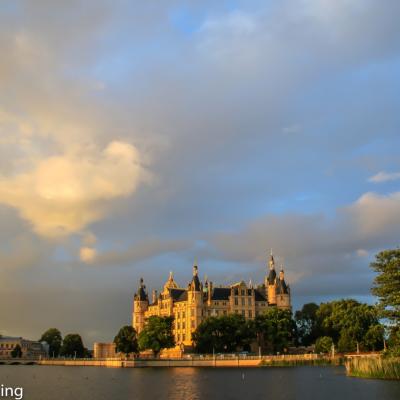 Schweriner Schloss In Der Abendsonne Vom Burgsee Aus Gesehen