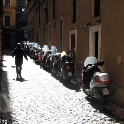 Gasse Mit Motorollern Im Gegenlicht